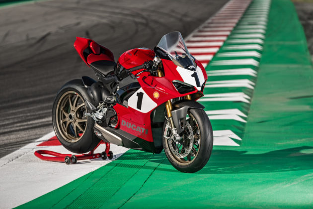 01_Panigale V4 25_ Anniversario 916_action_UC77818_High 630x420